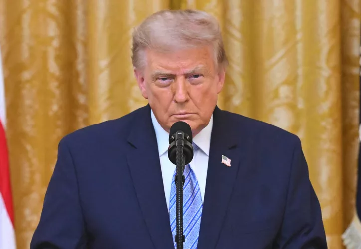 Donald Trump usa “fake news” para señalar falso fraude electoral