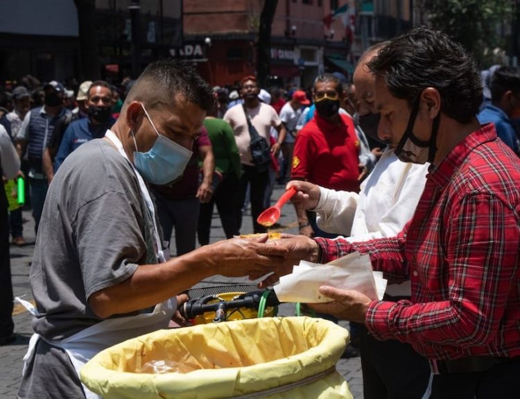 México crece desde las ‘sombras’: Negocios fuera del alcance del SAT sostienen la economía